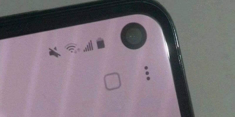 Samsung Galaxy S10e si mostra con foro sul display